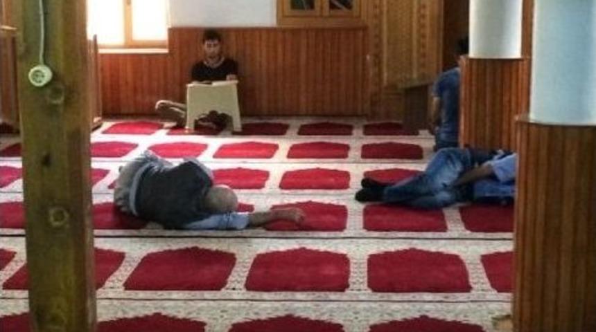 Ergani&rsquo;de Vatandaşlar İftara Kadar Camide Yatıyor