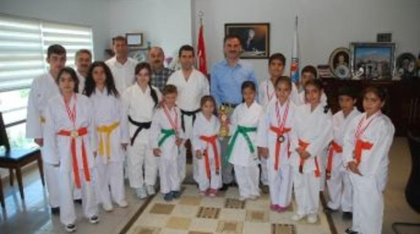 Şampiyon Karateciler, Refik Yılmaz&rsquo;ı Ziyaret Etti