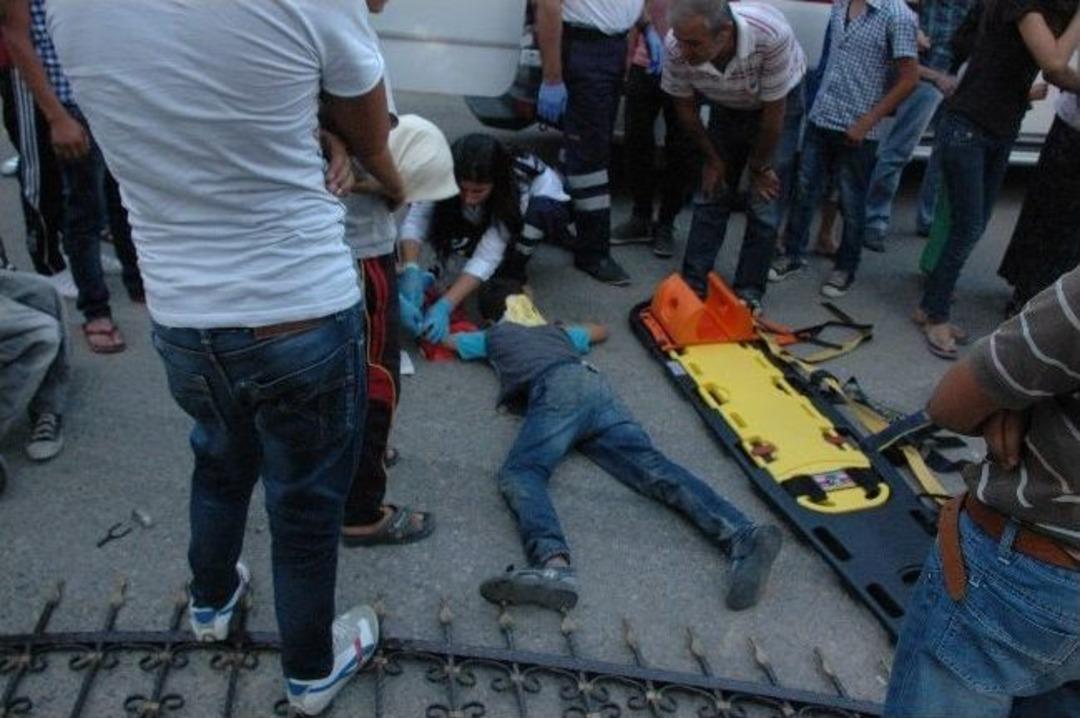 &Uuml;zerine Bah&ccedil;e Kapısı D&uuml;şen &Ccedil;ocuk Ağır Yaralandı