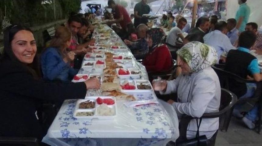 Hakkari Belediyesi İftar &Ccedil;adırı A&ccedil;tı