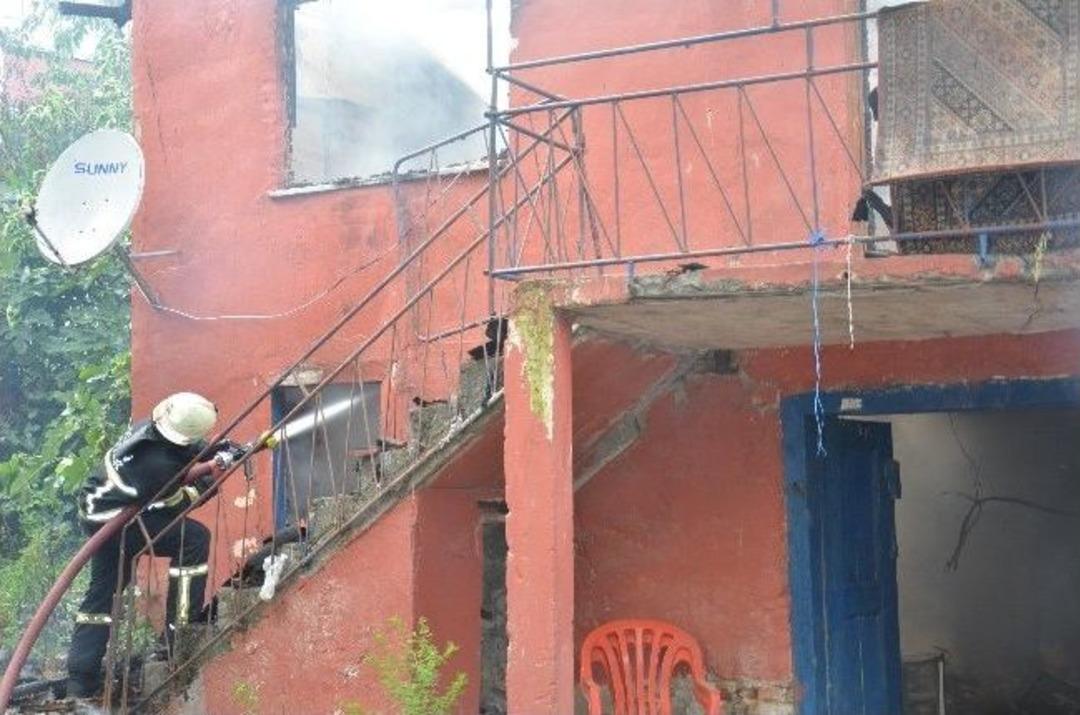 K&ouml;yde &Ccedil;ıkan Yangın Korkuttu