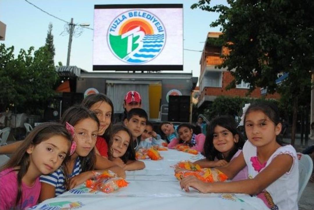 İstanbul'un En U&ccedil; Mahallesinde 3 Bin Kişi İftar Heyecanı Yaşadı