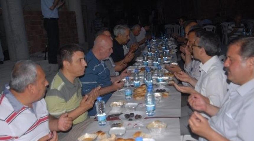 Kuşadası M&uuml;ft&uuml;l&uuml;ğ&uuml;&rsquo;nden Davutlar&rsquo;da İftar Yemeği