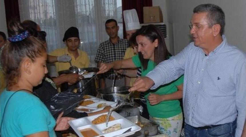 Kuşadası Belediyesi&rsquo;nden İftar Yemeği