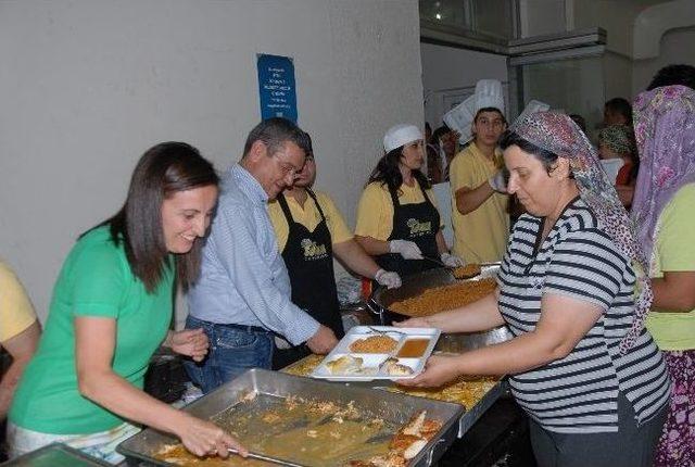 Kuşadası Belediyesi’nden İftar Yemeği