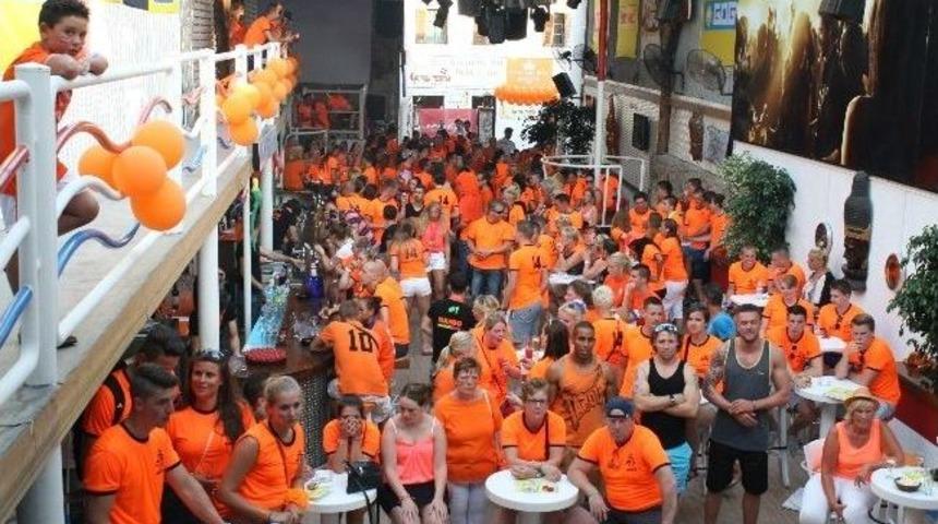 Marmaris&rsquo;te Hollandalılar &Ccedil;eyrek Final Ma&ccedil;ını Coşkuyla İzledi