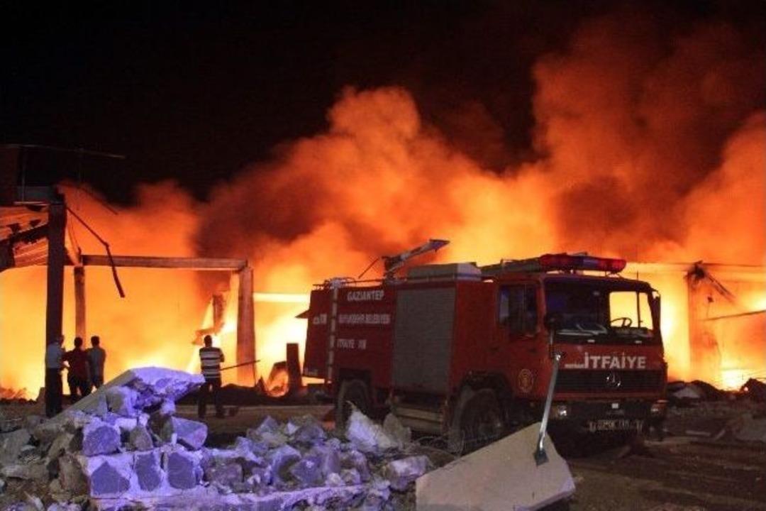 Gaziantep'teki Fabrika Yangını Devam Ediyor