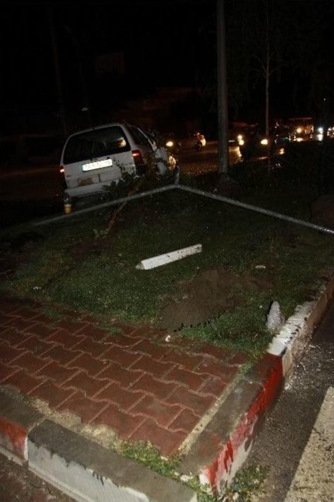 Otomobil Orta Ref&uuml;je &Ccedil;ıktı: 2 Yaralı