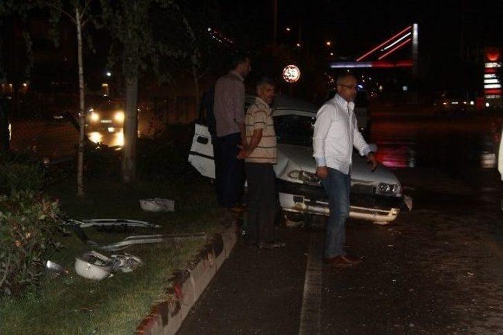 Otomobil Orta Refüje Çıktı: 2 Yaralı G5