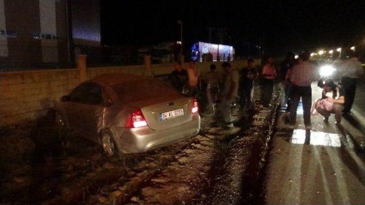 Otomobil Fabrika Duvarına Çarptı: 4 Yaralı G1