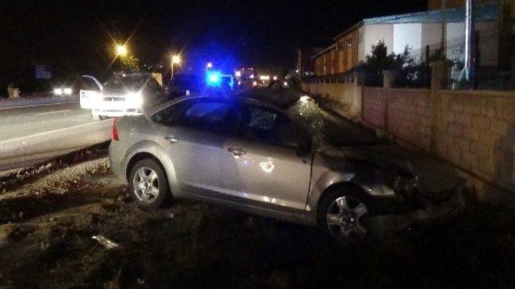 Otomobil Fabrika Duvarına Çarptı: 4 Yaralı G4