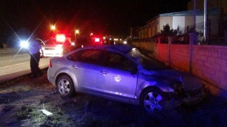 Otomobil Fabrika Duvarına Çarptı: 4 Yaralı G5