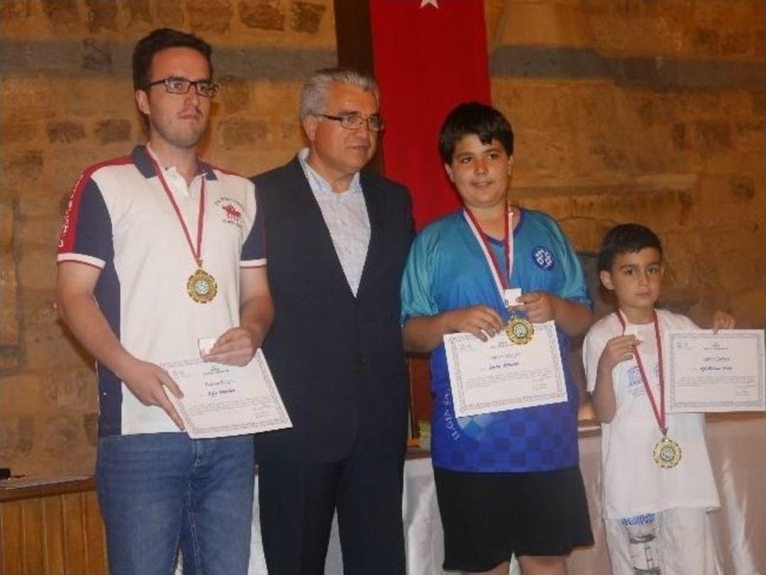 Satran&ccedil; Turnuvasında Dereceye Giren Sporcular &Ouml;d&uuml;llendirildi