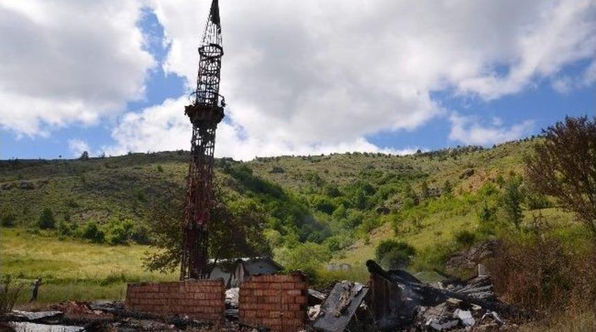 (&ouml;zel Haber) Yıldırım D&uuml;şen 500 Yıllık Cami K&uuml;l Oldu