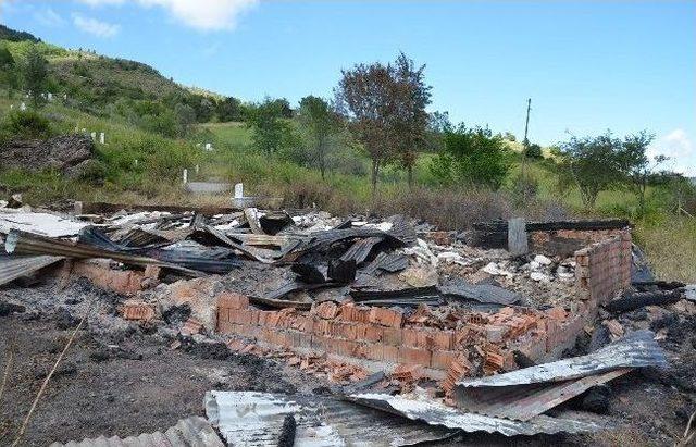 (özel Haber) Yıldırım Düşen 500 Yıllık Cami Kül Oldu