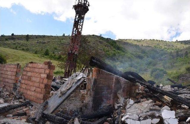 (özel Haber) Yıldırım Düşen 500 Yıllık Cami Kül Oldu