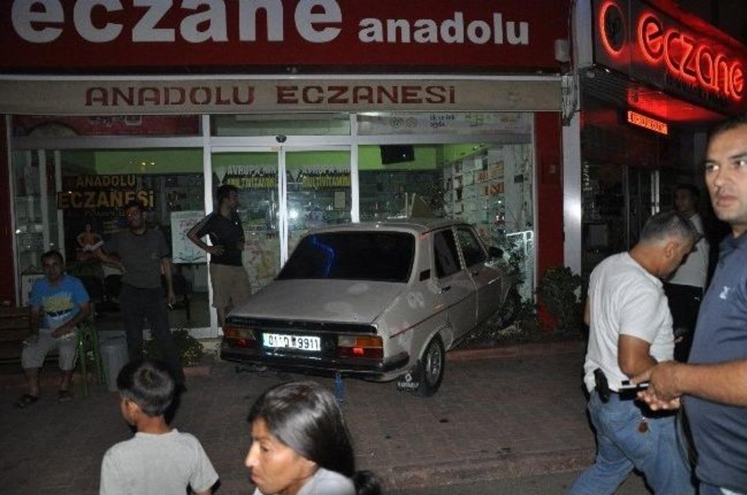 Otomobil Eczaneye Girdi
