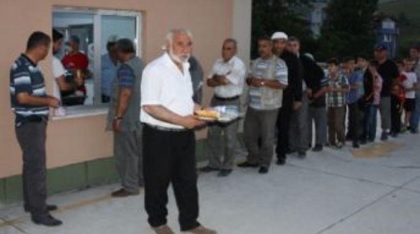 Vatandaşlar İftar Sofrasında Buluşuyor