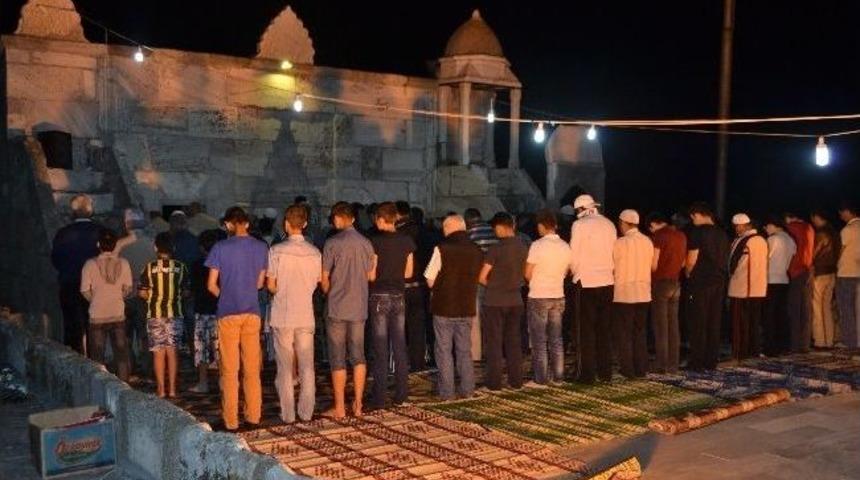 A&ccedil;ık Namazgahta Teravi Namazı