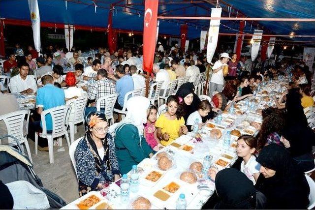 Büyükşehir 2 Noktada İftar Çadırı Kurdu