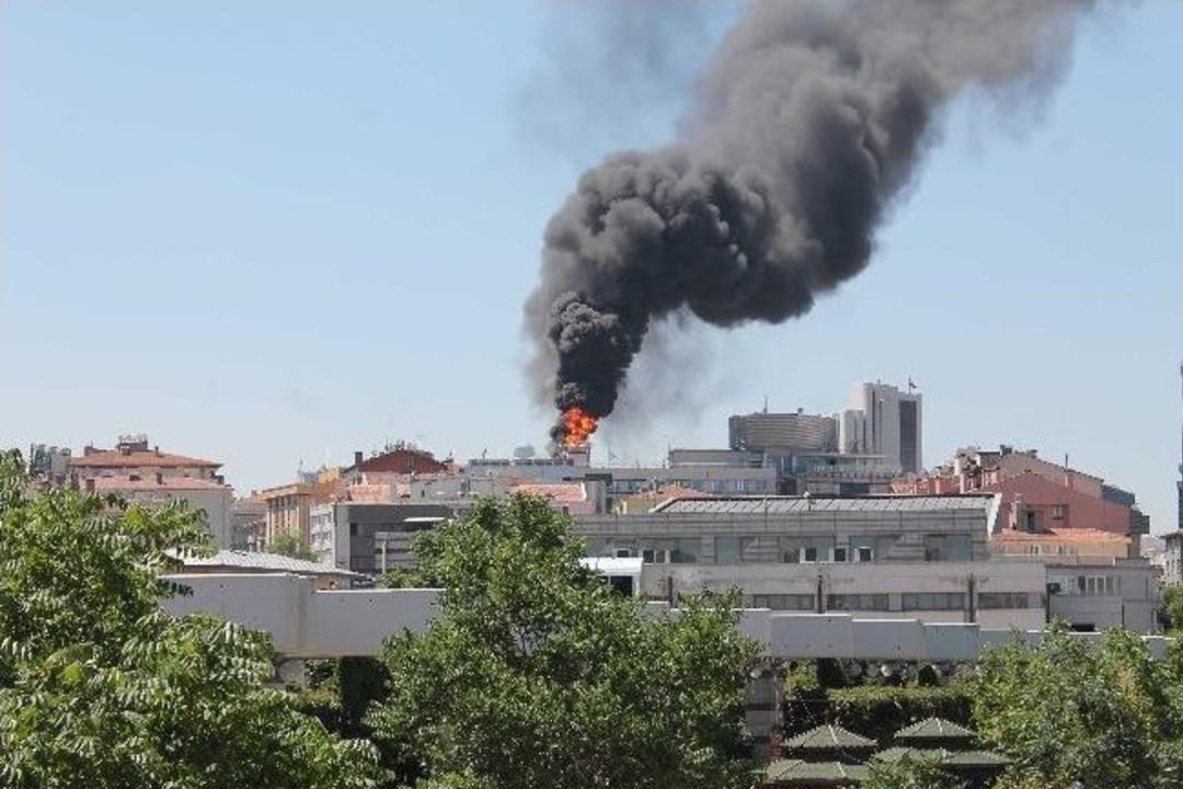 Oteldeki &Ccedil;atı Yangını Paniğe Neden Oldu
