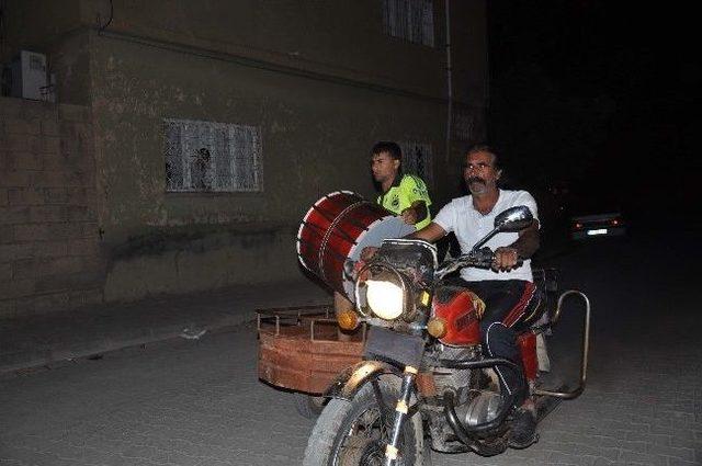 16 Kişilik Ailesini Davul Çalarak Geçindiriyor