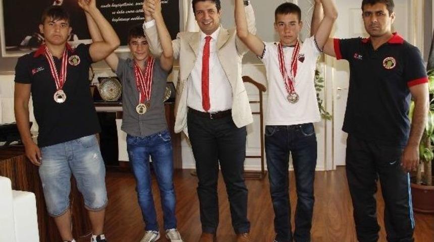 Başkan Gen&ccedil;, Kırkpınar'dan D&ouml;nen G&uuml;reş&ccedil;ileri Ağırladı