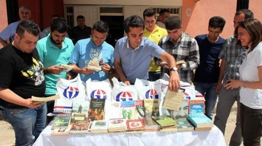 Ga&uuml;n &Ouml;ğrencileri Cezaevi İ&ccedil;in K&uuml;t&uuml;phane Oluşturdu