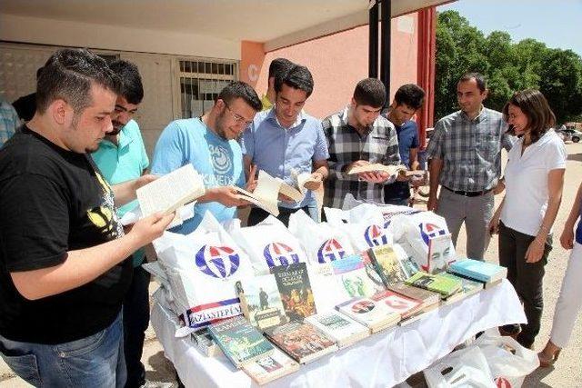 Gaün Öğrencileri Cezaevi İçin Kütüphane Oluşturdu