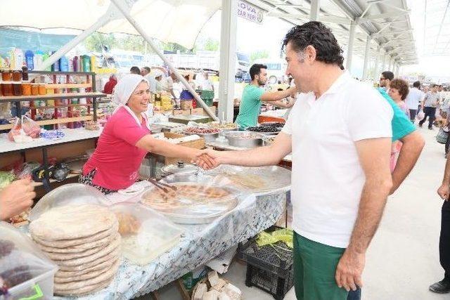 Başkan Kocadon, Karaova Pazar Yeri’nde Esnafı Ziyaret Etti