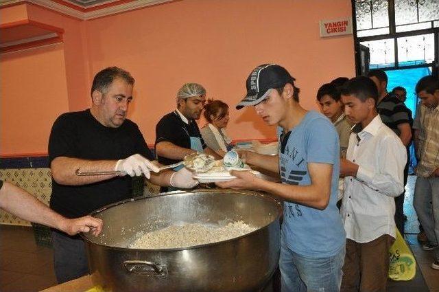 Suşehri’nde Her Gün Bin Kişiye ‘iftar Sofrası’ Kuruluyor’