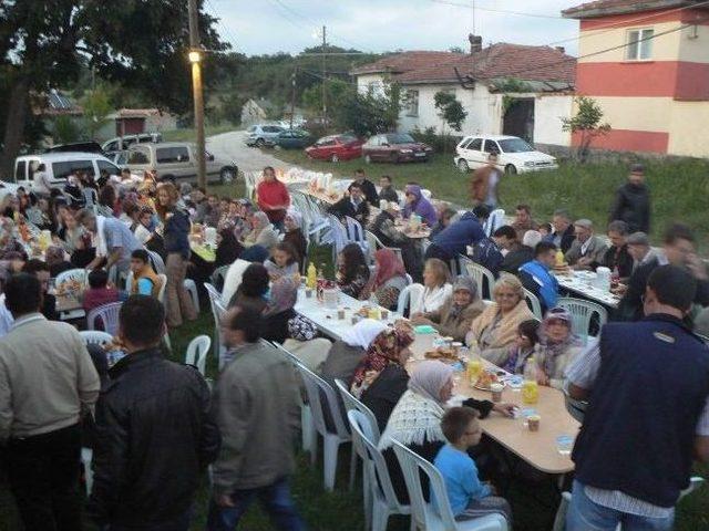 Ramazan'ın İlk İftarında Bir Araya Geldiler