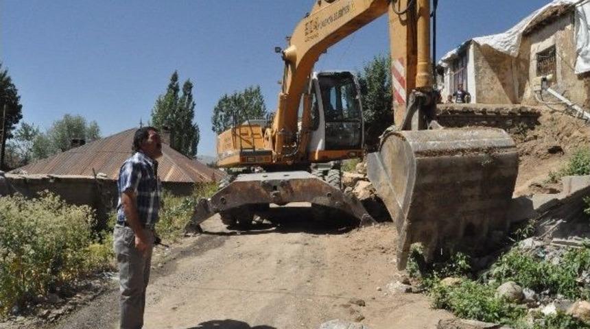 Y&uuml;ksekova&rsquo;da Yol Yapım &Ccedil;alışması