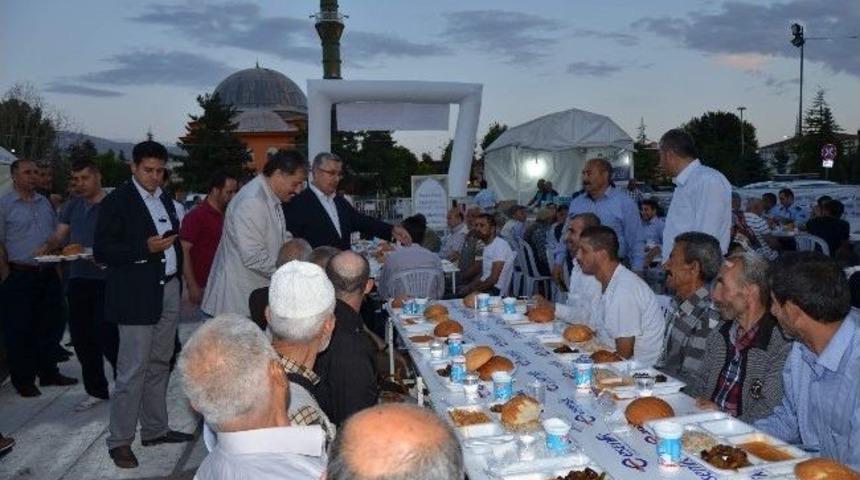 Malatya&rsquo;da G&uuml;nde 2 Bin Kişiye İftar Yemeği İkram Ediliyor
