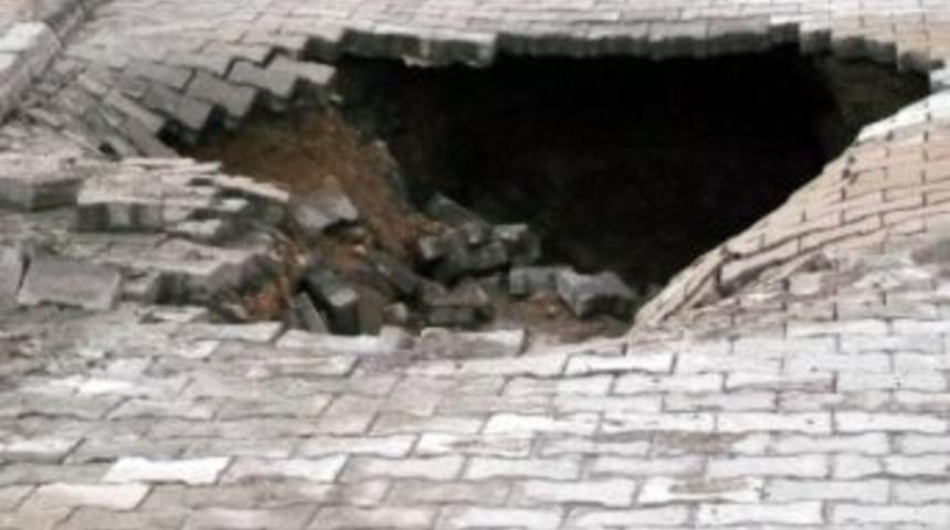 Ereğli’de Su Borusu Patladı Yol Çöktü