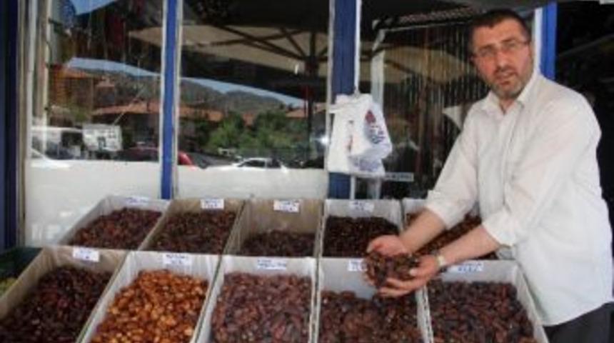 Ramazan Ayının Vazgeçilmezi Hurma, Tezgahlardaki Yerini Aldı