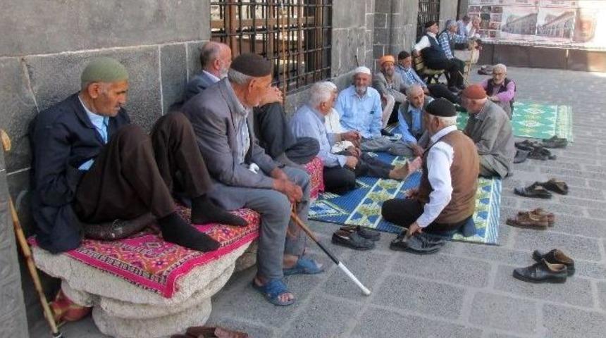 Oru&ccedil; Tutan Vatandaşlar Camilere Akın Ediyor