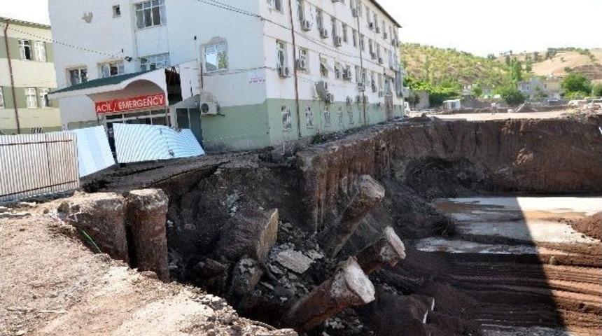 Hastanenin Yanındaki İnşaat Toprak Kaymasına Neden Oldu