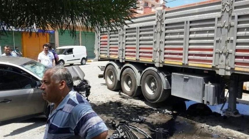 Otomobil Tır'a &Ccedil;arptı: 1 Yaralı