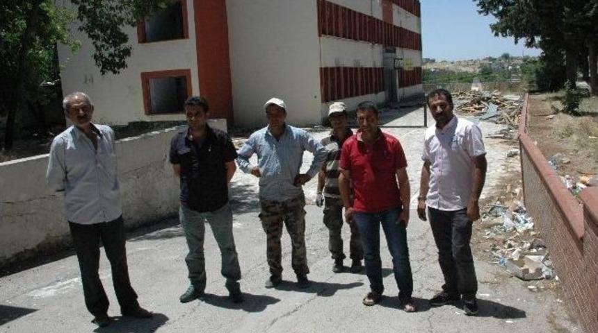 İş&ccedil;iler, Mahalleli Gen&ccedil;lerin Saldırısına Uğradı