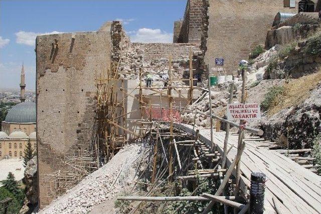 Urfa Kalesi'nin Restorasyon Çalışmaları Devam Ediyor