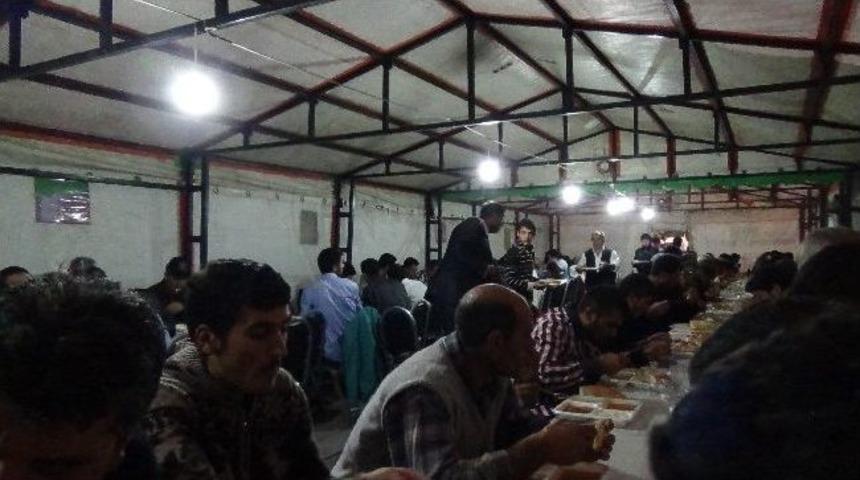 Kars Belediyesi&rsquo;nin İftar &Ccedil;adırı Yoğun İlgi G&ouml;rd&uuml;