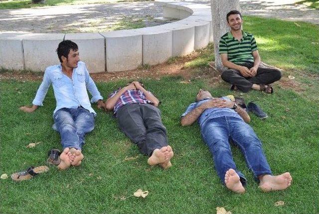 Vatandaş, Parkta Vakit Ge&ccedil;iriyor 1