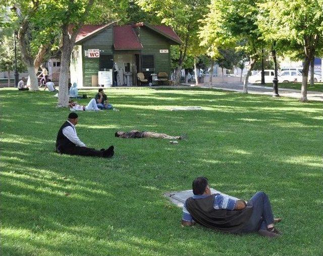 Vatandaş, Parkta Vakit Ge&ccedil;iriyor 2