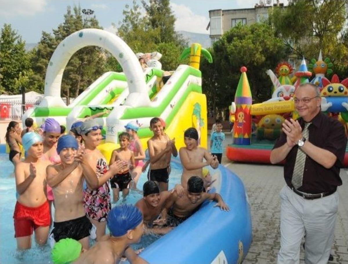 Manisalı &Ccedil;ocukların Havuz Macerası Başlıyor