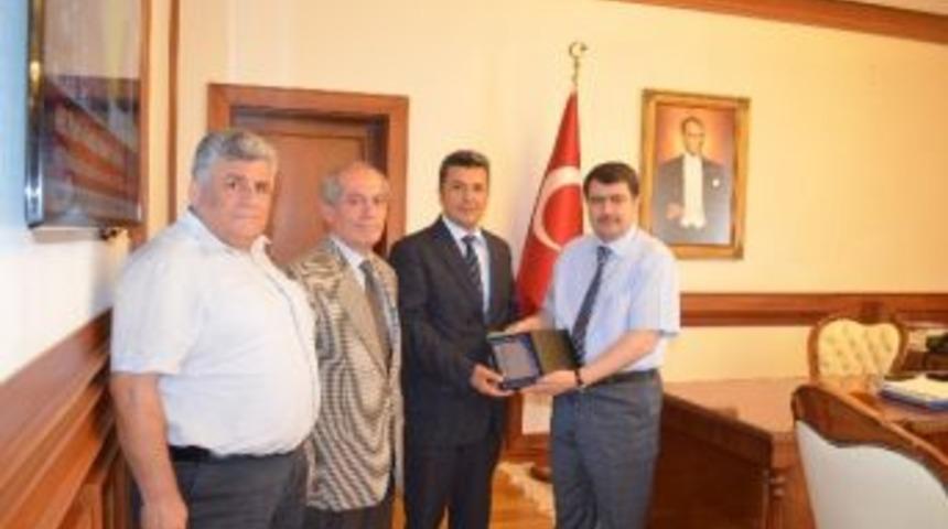 Vali Vasip Şahin'e Plaket