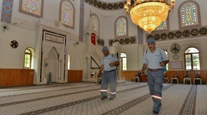 Konyaaltı&rsquo;nda Camiler G&uuml;l Suyu İle Yıkanıyor