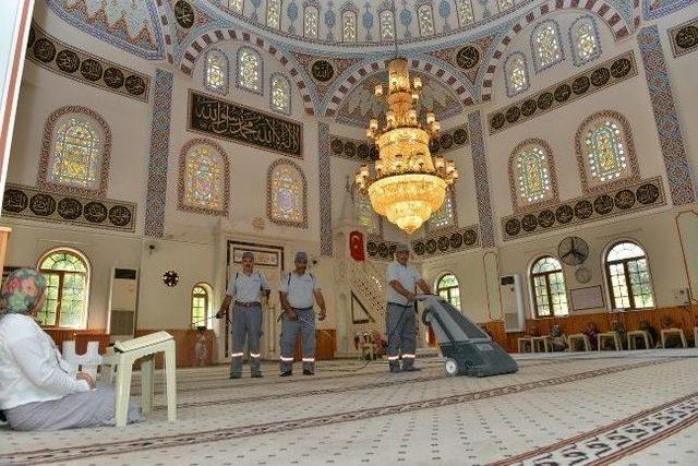 Konyaaltı’nda Camiler Gül Suyu İle Yıkanıyor