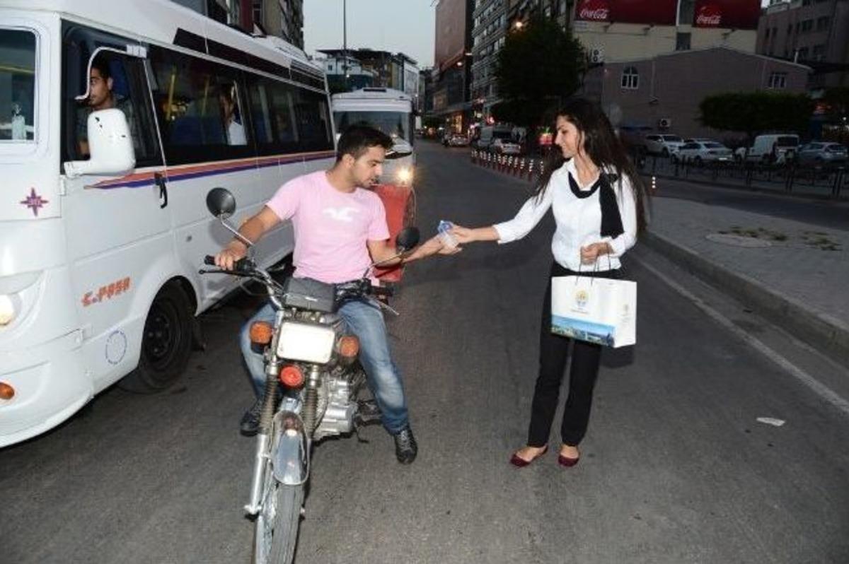 İftarda Yolda Kalana B&uuml;y&uuml;kşehir Yetişti