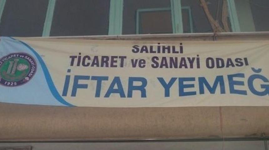 Salihli Ticaret Odası Selendi'de Herg&uuml;n İftar Yemeği Veriyor